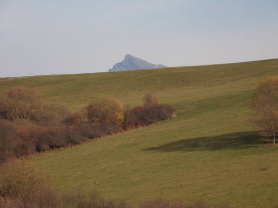Nakúkal nad horizontom.