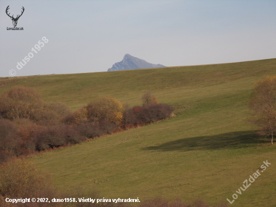 Nakúkal nad horizontom.