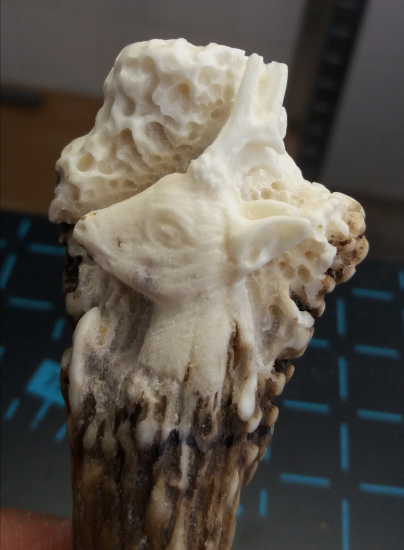 Miniatúrna rezba do srnčieho parožka - rúčka písacieho pera