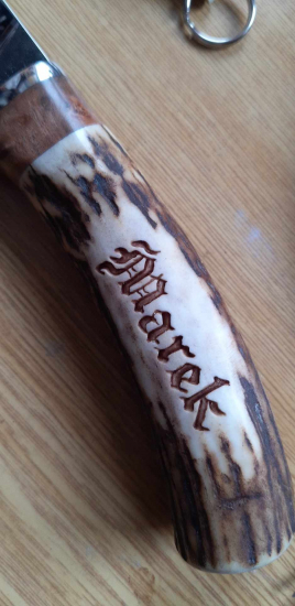 Rucne gravirovana menovka na rukovati