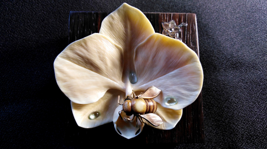 Мčela na květině - brož