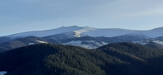 Král'ová Hol'a pred západom slnka spoza dediny.