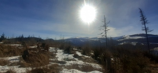 Slnko nad Kráľovou Hoľou na poludnie.