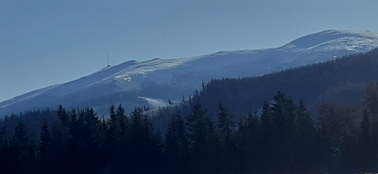 Kráľová Hoľa.Sťa adventná svieca na poludnie.