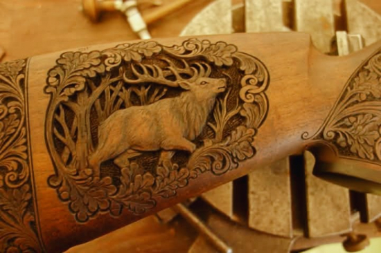 Řezba na pažbě kulovnice CZ 550