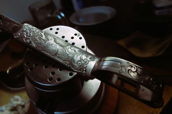 Práce na rytině části lovecké zbraně