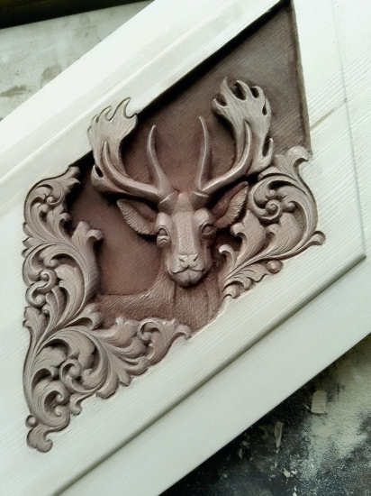 Ručně vyřezávaný reliéf z jasanového dřeva, doplněk loveckého interiéru