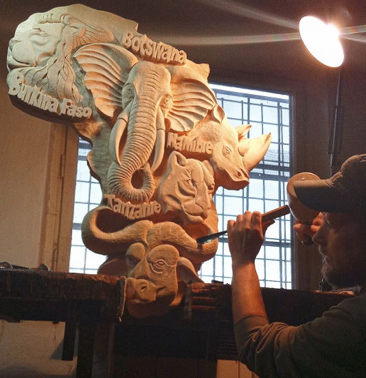 Práce na řezbě afrických zvířat