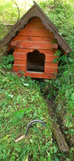Studnička skoro vyschnutá.