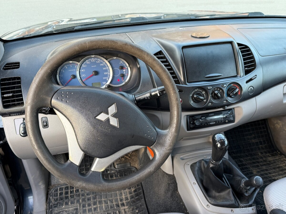 Mitsubishi L200 s ramom a svetelnou rampou