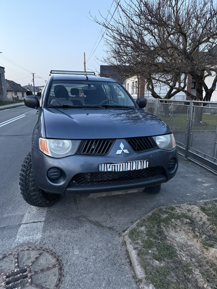 Mitsubishi L200 s ramom a svetelnou rampou