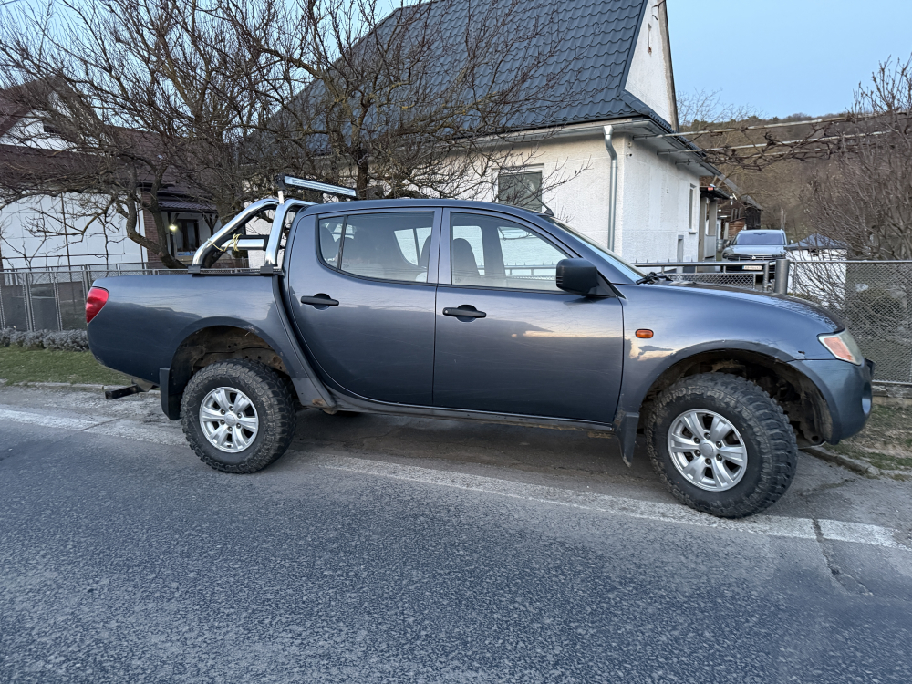Mitsubishi L200 s ramom a svetelnou rampou