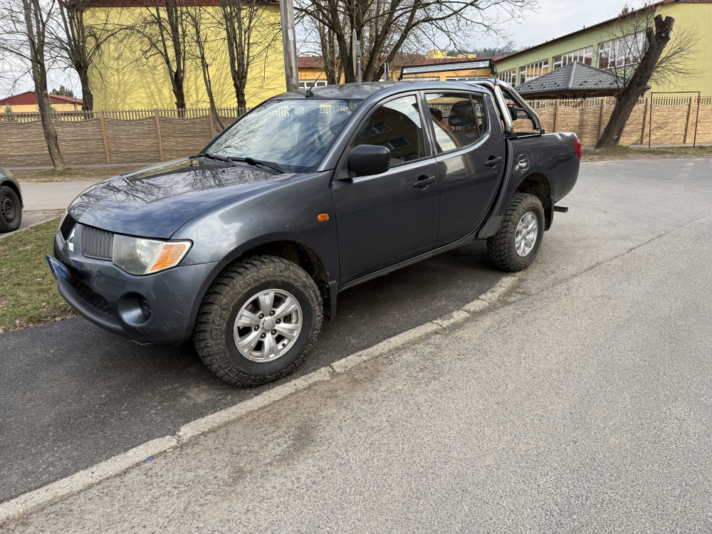 Mitsubishi L200 s ramom a svetelnou rampou