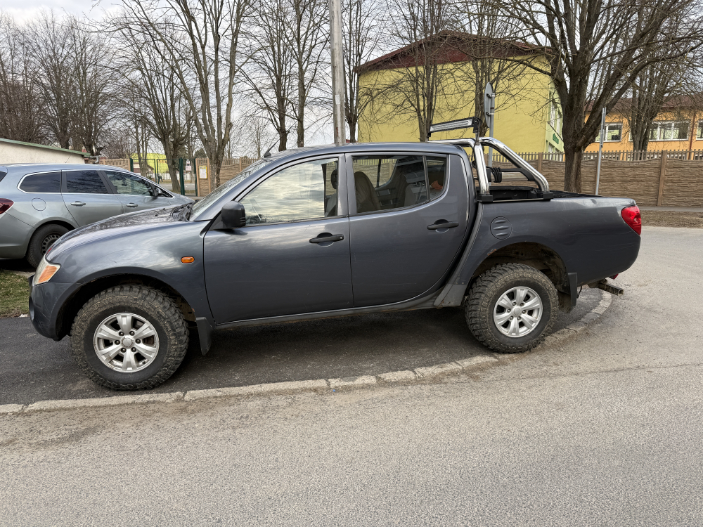 Mitsubishi L200 s ramom a svetelnou rampou